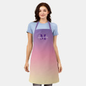 名前モノグラムエプロングラデーション付き可愛い紫色の夕日 エプロン (着用した状態)
