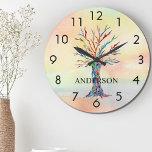 名前モノグラムレインボーツリー ラージ壁時計<br><div class="desc">このカラフルの飾壁時計は、水色の背景に虹の色のモザイクの木を持っている。名前やモノグラムで簡単にカスタマイズ。我々は独自のアートワークを作成するので、他のデザイナーからの正確な画像を見つけることができない。オリジナルモザイクと水彩©ミケーレ・デイヴィス。</div>