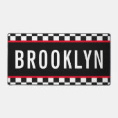 名前レーシング赤い白の黒いチェッカーボードパターン デスクマット (正面)