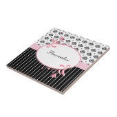 名前付きの黒と白のダマスク・シック・ピンク・フローラ タイル (側面)