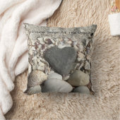 名前入りなビーチの枕の灰色のハートの石 クッション (ブランケット)