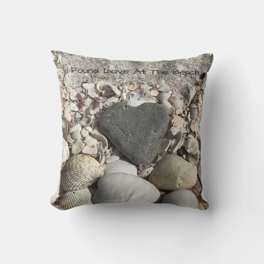 名前入りなビーチの枕の灰色のハートの石 クッション (正面)