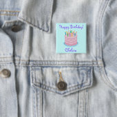 名前入りなピンクのつや消しのお誕生日ケーキ 缶バッジ (インサイチュ)