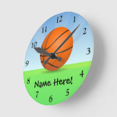 名前入りな子供のスポーツのバスケットボールの晴れた日 ラウンド壁時計 (傾斜)
