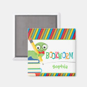 名前入りな本に坐っているかわいい本の虫 マグネット (正面/裏面)