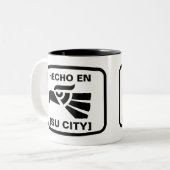 名前入りなHecho enオークランドのpersonalizadoのカスタム ツートーンマグカップ (正面左)