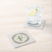 名前入りのピンクとグリーンの花柄モノグラム スクエアペーパーコースター (インサイチュ)