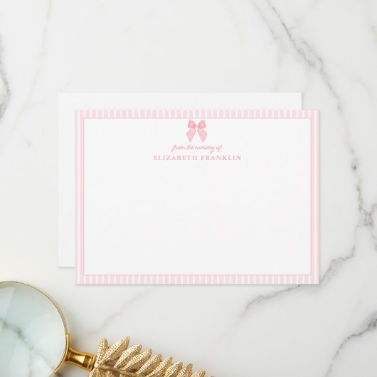 名前入りのピンクの蝶ネクタイ ストライプ 赤ちゃん女の子のステーショナリー サンキューカード (正面/裏面インサイチュ)