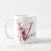 名前入りの花柄イニシャルマグカップ - アルファベットのV コーヒーマグカップ (左)