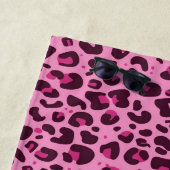 名前入りトレンディなヒョウ柄ピンク ビーチタオル (インサイチュ)