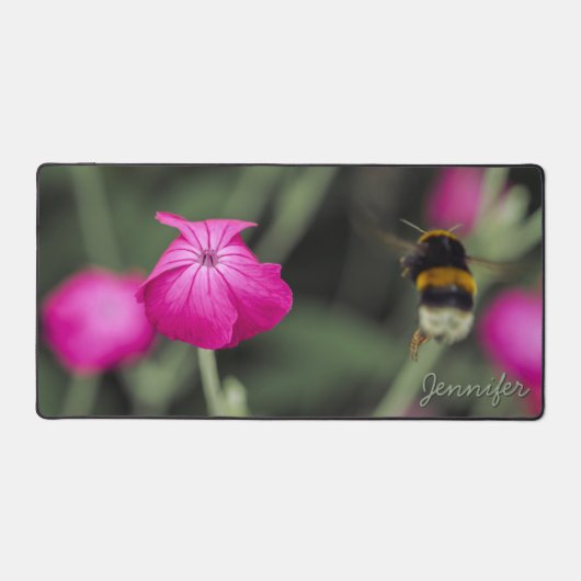 名前入りピンクの花と蜂の自然写真 デスクマット (正面)