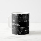 名前入りフローラルアウトライン 黒と白のパターン コーヒーマグカップ (正面左)
