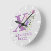名前入り子供部屋時計 Xaviera &イニシャル ラウンド壁時計 (傾斜)