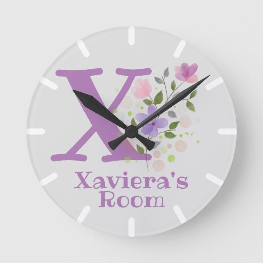 名前入り子供部屋時計 Xaviera &イニシャル ラウンド壁時計 (正面)