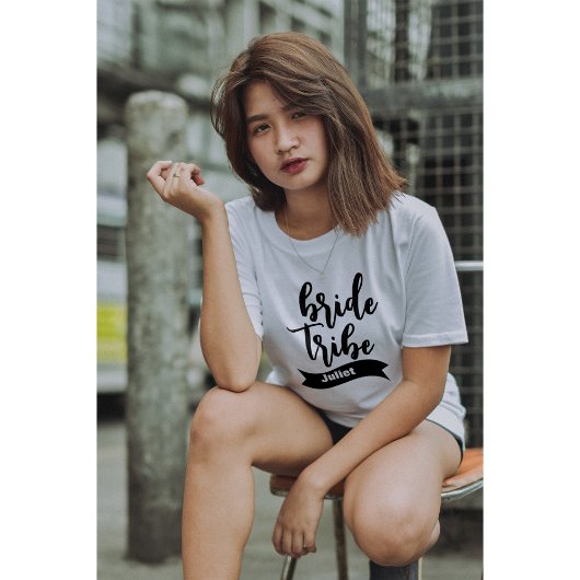 名前入り リボン モダン スクリプト ブライド トライブ Tシャツ