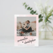 名前日付を保存するタイポグラフィピンクの写真 案内ポストカード (スタンド正面)