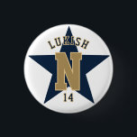 名前番号スターネイビーブルーと金ゴールド退役軍人 缶バッジ<br><div class="desc">編集可能パーソナライズされた番号、モノグラムと名前を持つラペールピンnavy blueと金属製の金ゴールド, 退役軍人の誕生日または記念編組用のロープwww.vecteezy.com/free-vector/anchor-ropeから使用</div>