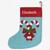 名前赤と白付きの青いキャンディ缶2つ スモールクリスマスストッキング (裏面)