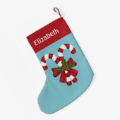 名前赤と白付きの青いキャンディ缶2つ スモールクリスマスストッキング (裏面 (吊り時))