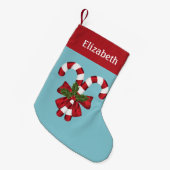 名前赤と白付きの青いキャンディ缶2つ スモールクリスマスストッキング (正面 (吊り時))