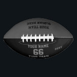 名前、カスタム番号、チーム付きの黒いグレーのフットボール アメリカンフットボール<br><div class="desc">名前、番号、チーム名、スカスタムローガン、年を使用して、フットボカッコいいールの合計黒いフットボールを作成します。このクラシックシンプルのテンプレートを、カスタム名前、チーム名、年でカスタマイズします。スポーツの記念に、簡単にカカッコいいスタマイズできます。コーチ、男の子パーソナライズされたの誕生日、サッカー選手、チームメート、友人の贈り物を作成します。</div>