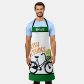 名前、パーソナライズされた引用文アイルランド恵みシャーロック エプロン (着用した状態)