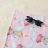 名前、ピンクの妖精、杖と青の翼を追加 ビーチタオル (インサイチュ)