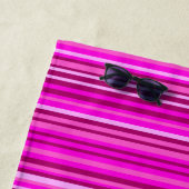 名前 + マゼンタおよびピンクのストライプかラインパターン ビーチタオル (インサイチュ)