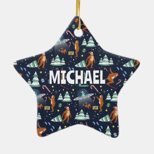 名前 – 大きな足、エイリアン、トナカイのクリスマス セラミックオーナメント (裏面)