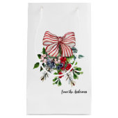 名前 || 常緑の実と赤白ストライプのリボン スモールペーパーバッグ (正面)