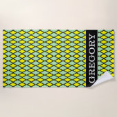 名前 + 黄色および緑のダイヤモンドの形パターン ビーチタオル (正面)