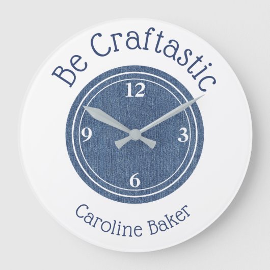名前， 10.75インチBe Craftasticブルーデニムラウンド ラージ壁時計 (正面)