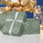名前 | Santaから | Sage Green Merry Christmas ラッピングペーパー<br><div class="desc">サンタからパーソナライズされたのセージ緑のクリスマスプレゼントのラップ！メッセージ「アレクサンダー・メリー・クリスマスへ！Love from Santa xxx」白いスクリプトタイポグラフィ。パーソナライズするには、宛先セクションに自分の名前を追加する。サンタからの贈り物じゃないの？fromセクションに名前を追加する！休日のメッセージを変更するオプションもある。色を変更するには、編集ツールをチェックアウトする。このホリデーシーズンにあなたのギフトラップに個人touchを追加するのに最適。メリークリスマス!パーソナ救済ライゼーションの場合やデザインの電子メールの場合： ursuladawnmoon@gmail.com</div>