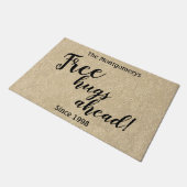 名素朴パーソナライズされた前自由ハグへようこそ ドアマット (アングル)