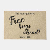 名素朴パーソナライズされた前自由ハグへようこそ ドアマット (正面)