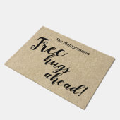 名素朴パーソナライズされた前自由ハグへようこそ ドアマット (アングル)