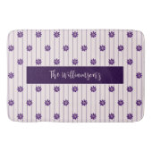 名紫色の花、赤面、紫ストライプの色 バスマット (正面)