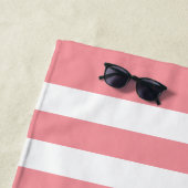 名航海のパーソナライズされた前Navy Pink ストライプの ビーチタオル (インサイチュ)