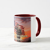 「名誉だ。犠牲。自由」 米国軍旗 マグカップ (正面右)