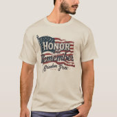 🇺🇸名誉と思い出す – はっきりしたメモリアルデー設計 Tシャツ (正面)