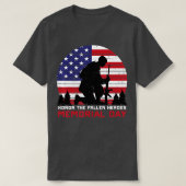 名誉彼は落ちた英雄メモリアルデー米国旗の男性を見る Tシャツ (デザイン正面)