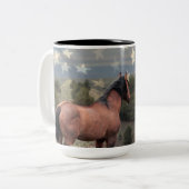 "名誉"のムスタングおよび米国旗のマグ ツートーンマグカップ (正面左)