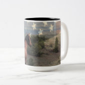 "名誉"のムスタングおよび米国旗のマグ ツートーンマグカップ (正面右)