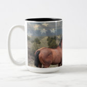 "名誉"のムスタングおよび米国旗のマグ ツートーンマグカップ (左)