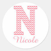 名門私立校風のクラシックピンクシェボレターモノグラム ラウンドシール (正面)