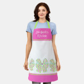 名門私立校風のピンクとグストライプのルーパーソナライズされた エプロン (着用した状態)