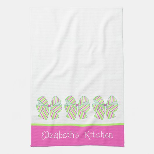 名門私立校風のピンクとグストライプのルーパーソナライズされた キッチンタオル (縦)