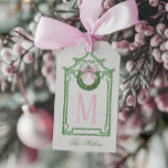 名門私立校風のChinoiserie Christmas Pagodaモノグラム ギフトタグ<br><div class="desc">このクリスマスラベルは名門私立校風の、ピンクの弓を持つクリスマスリースと緑の竹の塔のフレームを特徴とするChinoiserieデザインを持つ。底には「メリークリスマス」と書かれた緑の文字がある。 名前とイニシャルでパーソナライズできる。背中には調整パターンがある。</div>