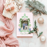 名門私立校風のChinoiserie Christmas Pagodaモノグラム シーズンカード<br><div class="desc">ピンクの弓と名門私立校風の2本のトピアスを持つクリスマススワッグを持つ緑の竹製のパゴダのフレームを特徴とするChinoiserieデザインを持つポット。年と写真の名前でパーソナライズできる。</div>