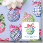 名門私立校風のChristmas Bablesオーナメント スクエアシール<br><div class="desc">PreppyPrint.com – このフェスティバルパターンは休日の応援とツイストよくはしゃぐをもたらす名門私立校風の!クラシックのクリスマスボー鮮やかブルをカラーで彩り、カリカリした弓とtouchのチャイノアイズリーの魅力をトッピングし、伝統とトレンドの完璧なブレンド。このデザインを好きな商品に移せ！アイテムのコーディネートについては、私のデザイナーストアPreppyPrint.comにアクセスして下さい。</div>